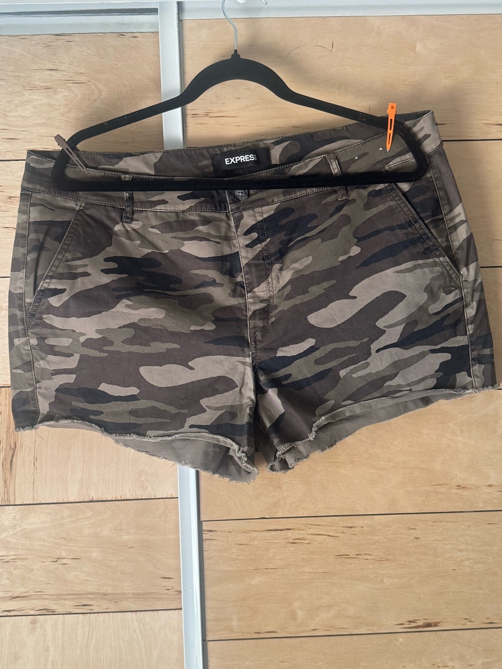 Express Camo Shortie Mid Rise Shorts - Olive Green Camouflage